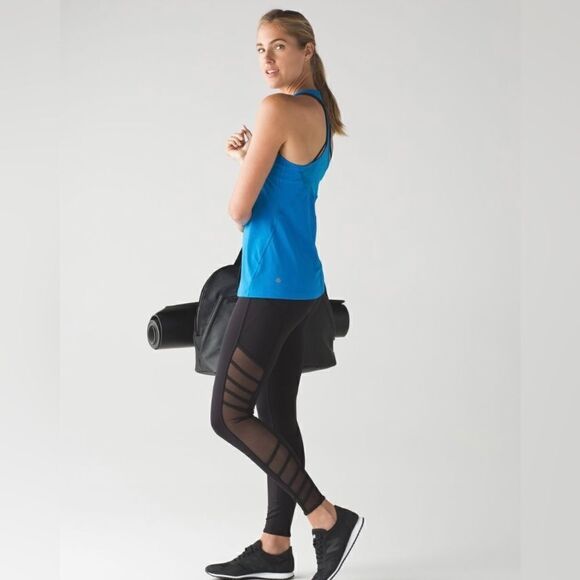 Lululemon Wild And Free Tank sz 4 Shocking Blue great pre owned condition mesh - Picture 10 of 11